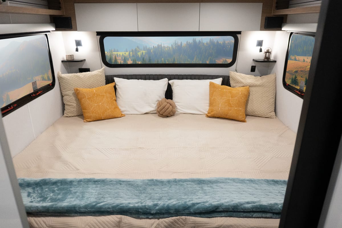 Aucta Willow king bed interior