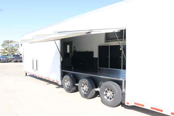 inTech Gooseneck Trailer