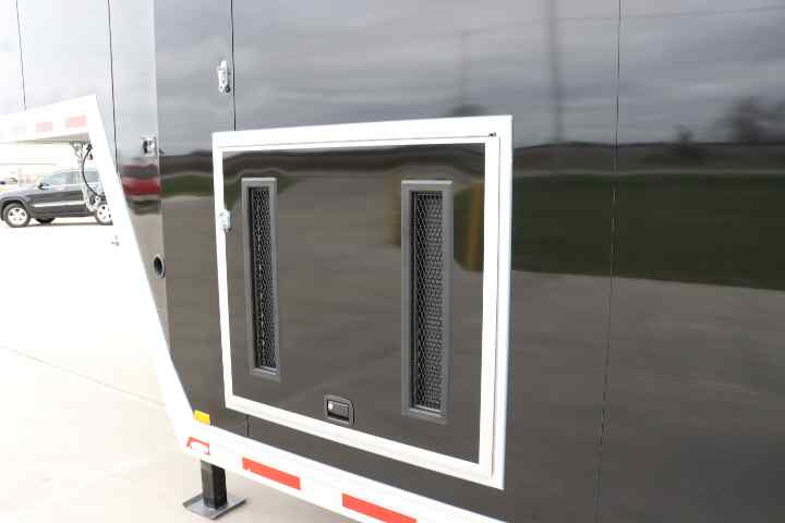 inTech Gooseneck Trailer